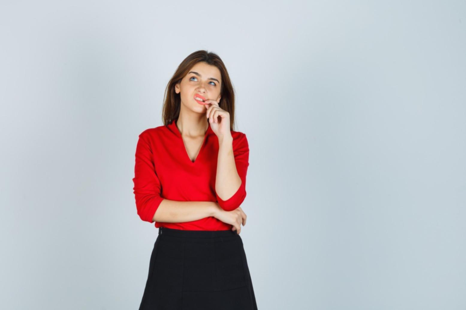 Sesión de análisis financiero con herramientas profesionales